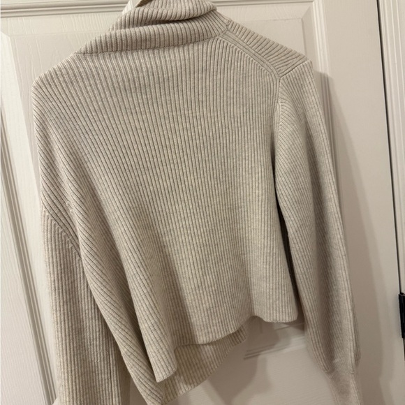 Aritzia Wilfred cropped turtleneck in size medium. Excellent condition - Picture 2 of 3